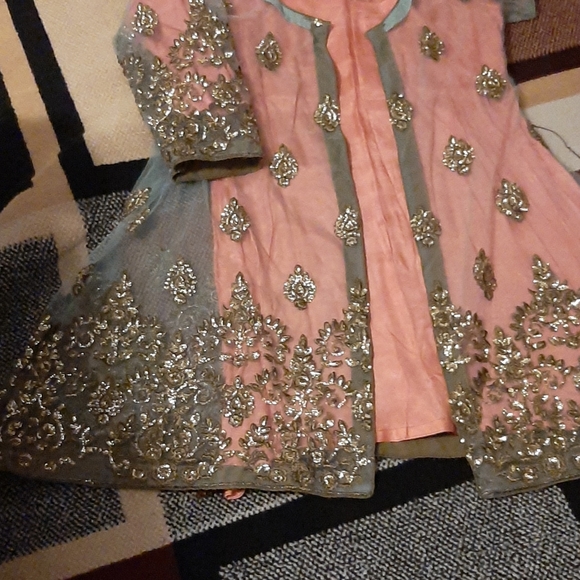 Dresses - Picture 3 of 4